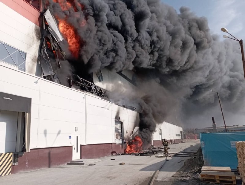 🇷🇺 В Арамиле (Свердловская область) горит здание научно-производственного комплекса.