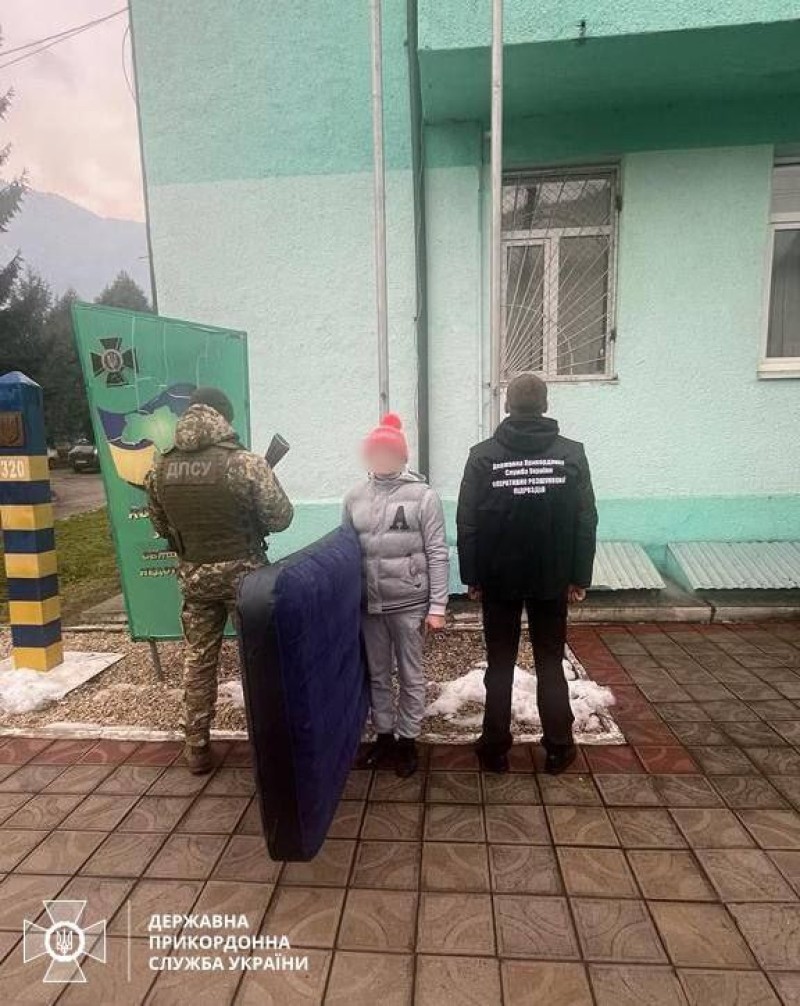 На Закарпатье пограничники задержали 29-летнего жителя Коломыи, который пытался переплыть пограничную реку...