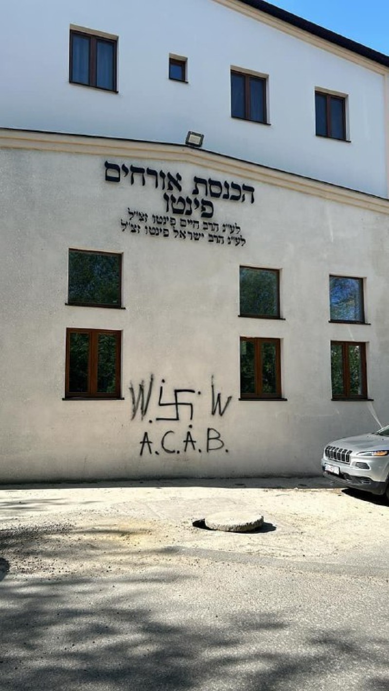 В Умани мужчина нарисовал свастику на здании еврейской столовой