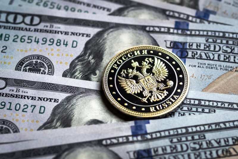 

Экономист предупредил о&nbsp;скором росте доллара до&nbsp;100-120 рублей

