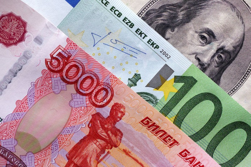 

Россиянам рассказали, какую валюту лучше брать за&nbsp;границу и когда ее покупать

