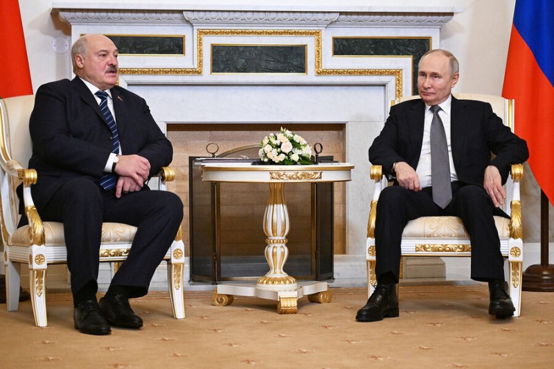 

Лукашенко заявил, что сам решает с&nbsp;Путиным, как использовать ядерное оружие

