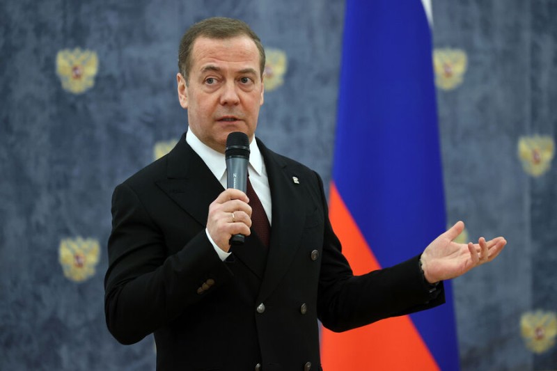 

Медведев заявил о&nbsp;борьбе России в&nbsp;новыми фашистами на&nbsp;поле боя

