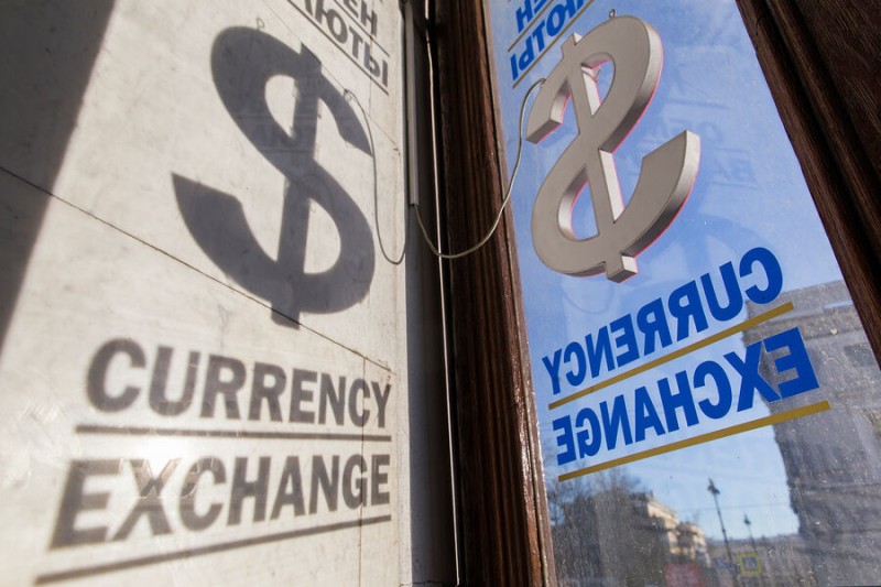 

Экономист объяснил, почему доллар больше не будет по&nbsp;70 рублей

