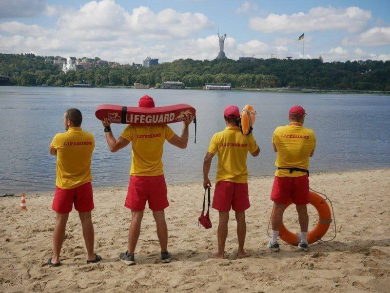 Купаться нельзя, но спасатели будут: киевские пляжи обустроят спасательными постами. 
