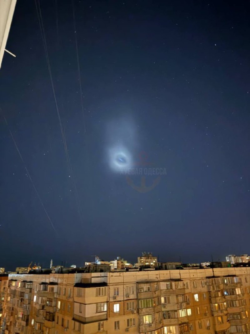 По всей Украине в небе наблюдается странный светящийся объект