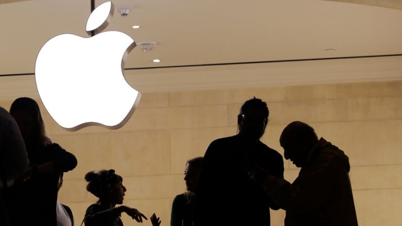 

Apple проведет рекордный выкуп акций из-за плохих продаж

