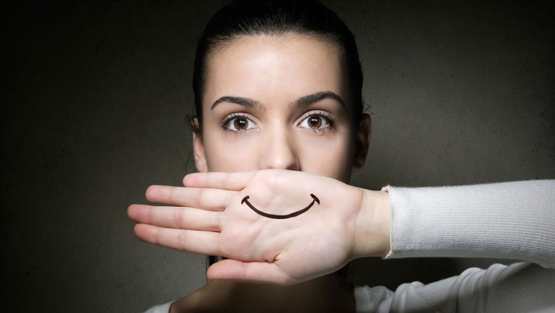

Вынужденная улыбка может улучшить настроение, выяснили ученые

