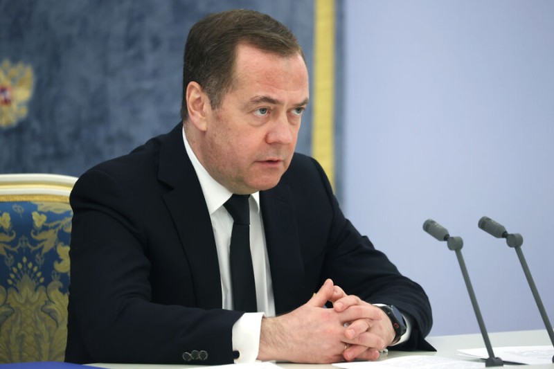 

Медведев рассказал об учениях России с&nbsp;тактическим ядерным оружием

