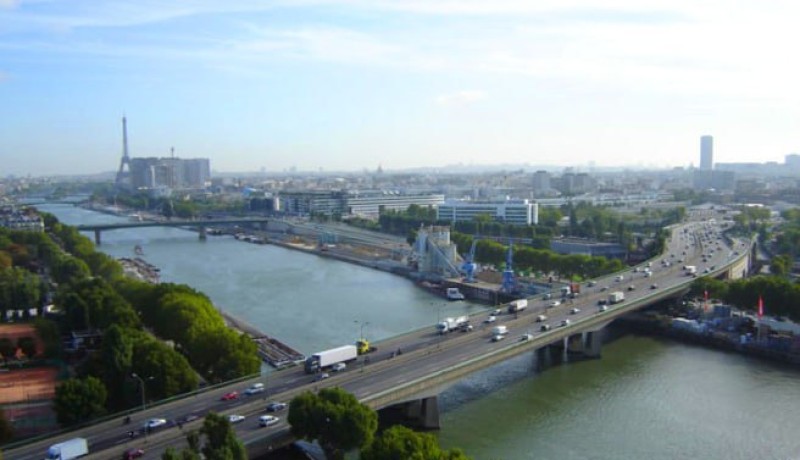 Городской совет Парижа (Conseil de Paris) принял решение переименовать мост Pont Aval...