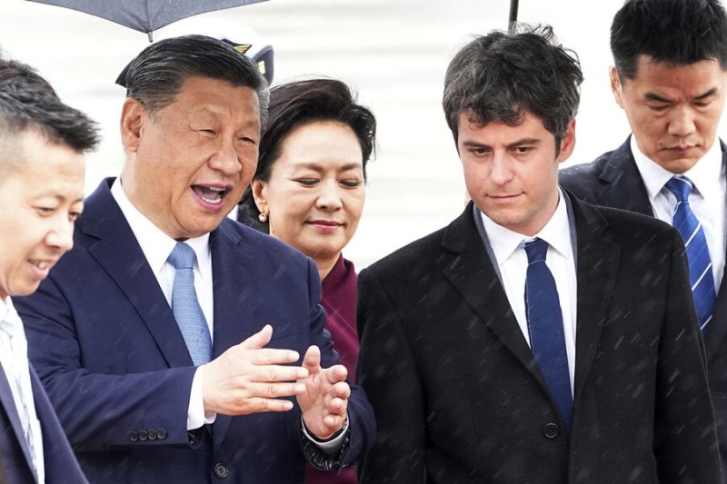 

Си Цзиньпин призвал Францию вместе противостоять холодной войне

