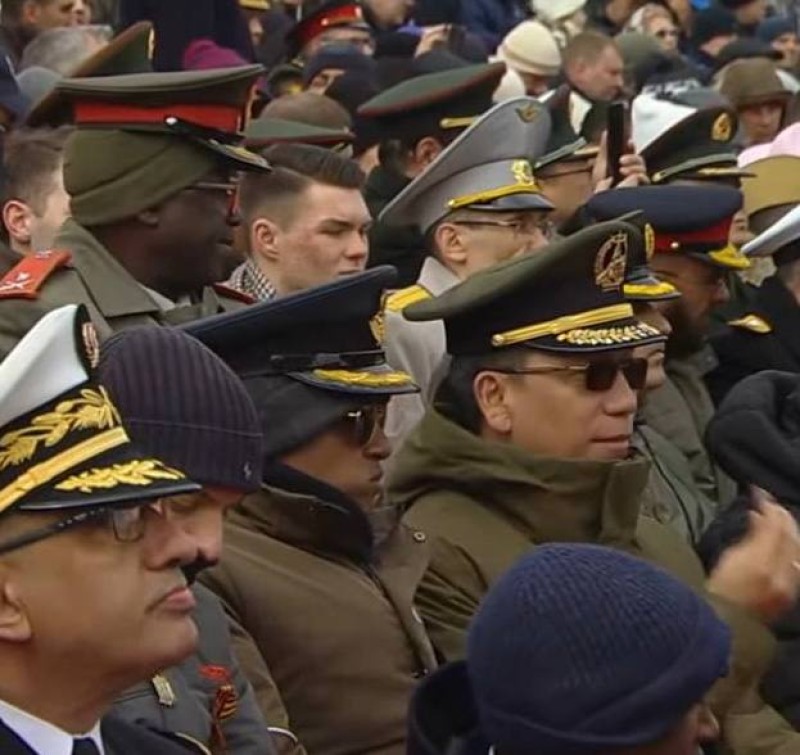 Форма одежды «фуражка на шапке»: Иностранные гости на трибуне Парада Победы