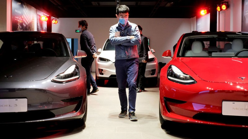 

Tesla вытесняют с&nbsp;китайского рынка электромобилей. Продажи компании за&nbsp;год резко рухнули

