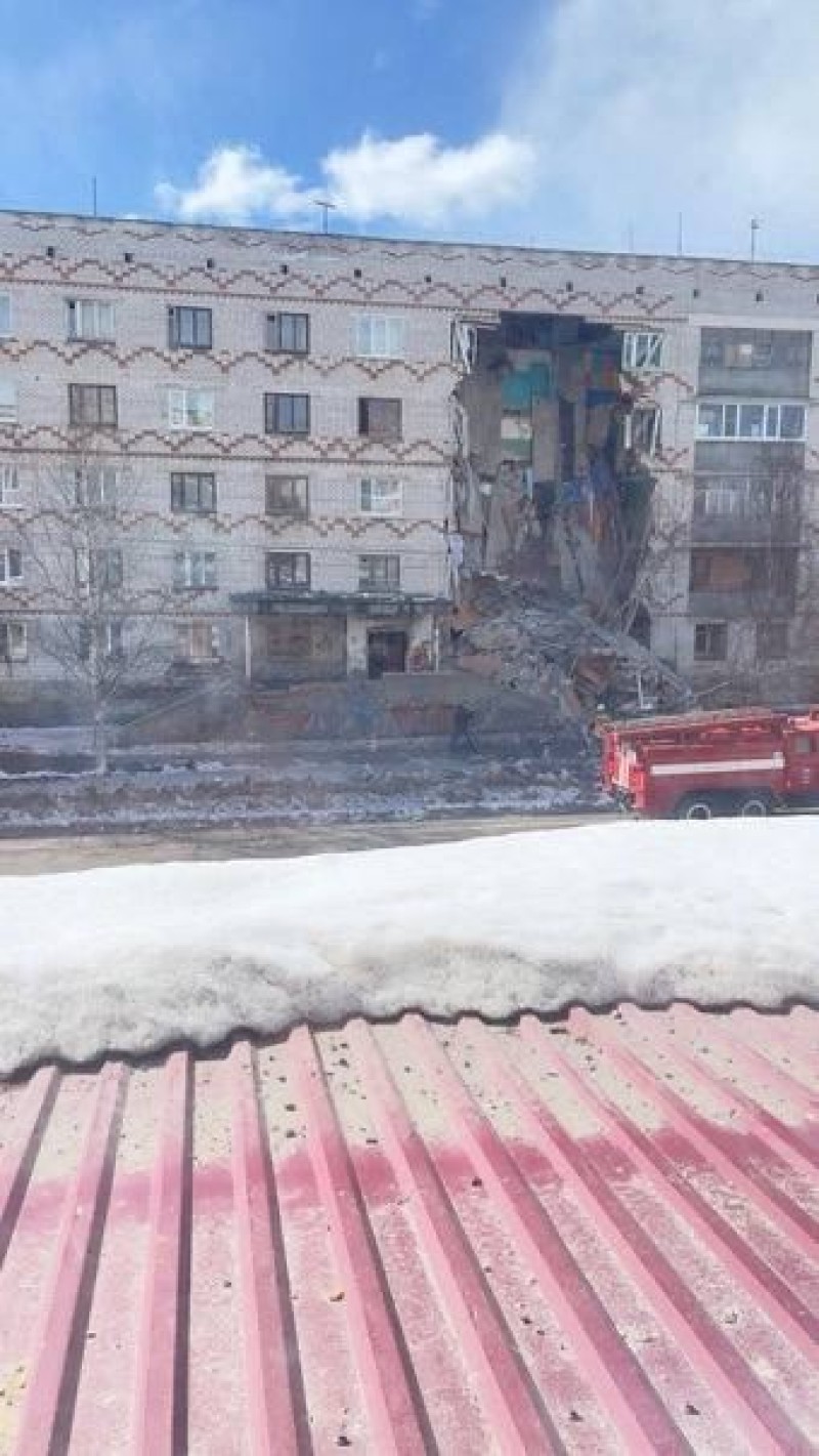 В Печоре (Коми) обрушилась часть общежития на Печорском проспекте. 